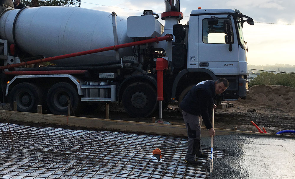 Ouvrier en train de finaliser une chape béton