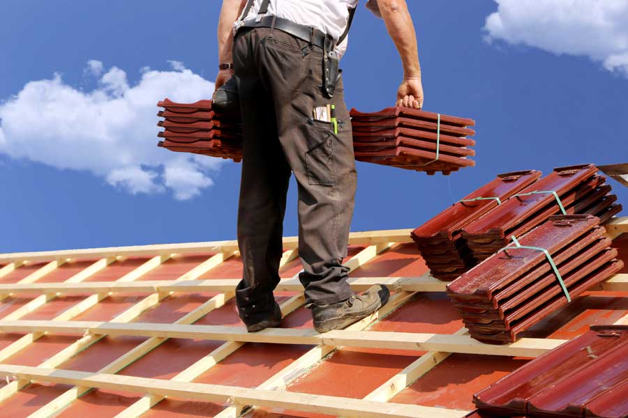 Ouvrier travaillant sur une toiture